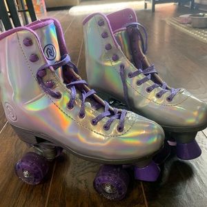 Slightly used Size 8 Women’s roller skates….perfect for beginner
